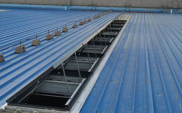 某城市大型商业综合体中庭海西排烟窗工程