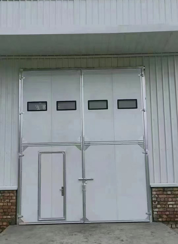 海西工业门在设备装配车间出入口的实施记录